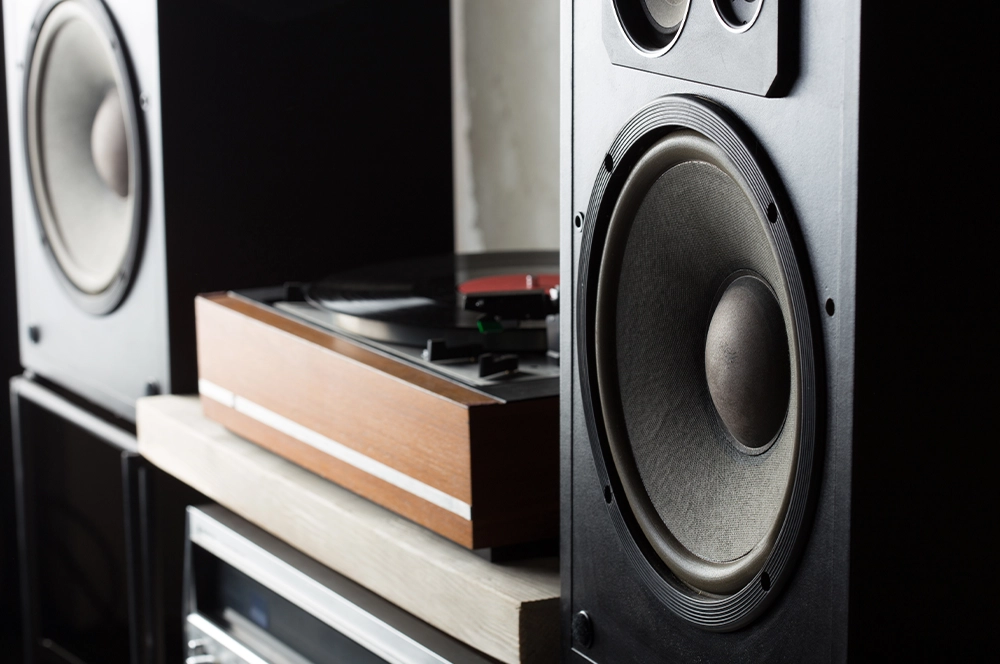 HiFi gramofn s reproduktormi.