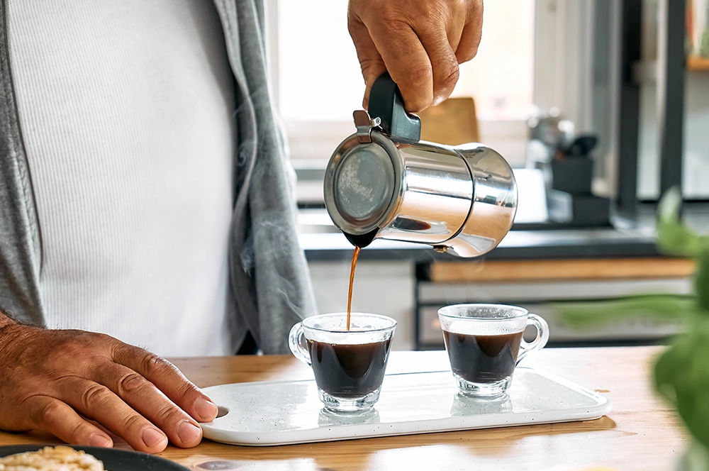 Moka kvovar s objemom pre dve lky kvy.