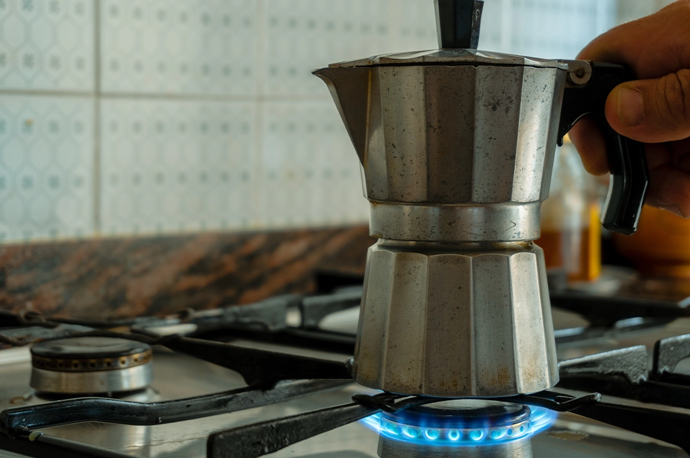 Koťogo kvovar na plynovom sporku.