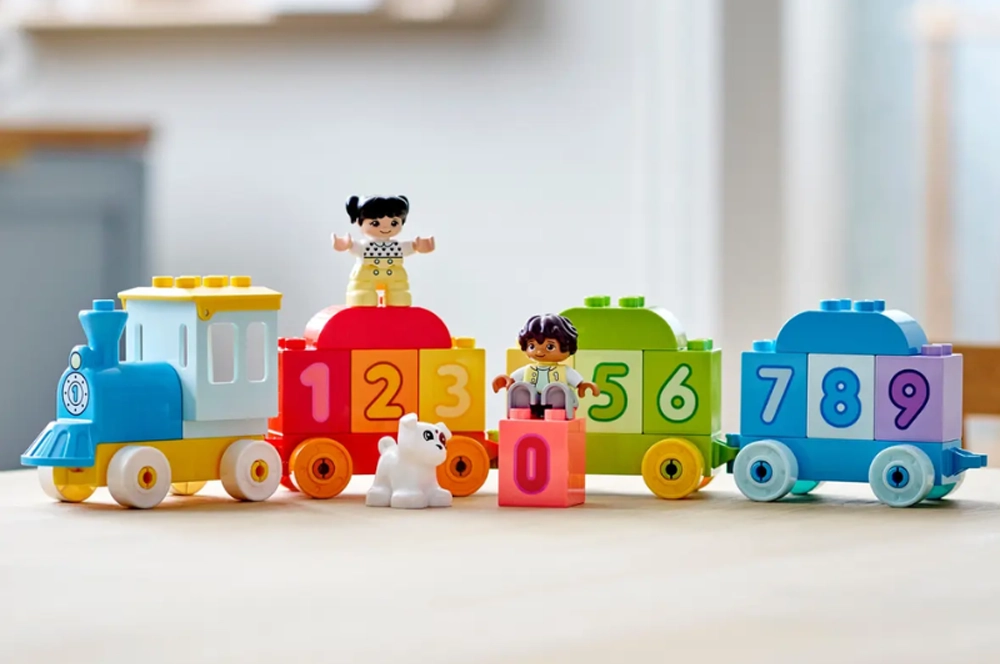 LEGO Vlčik s čslami.