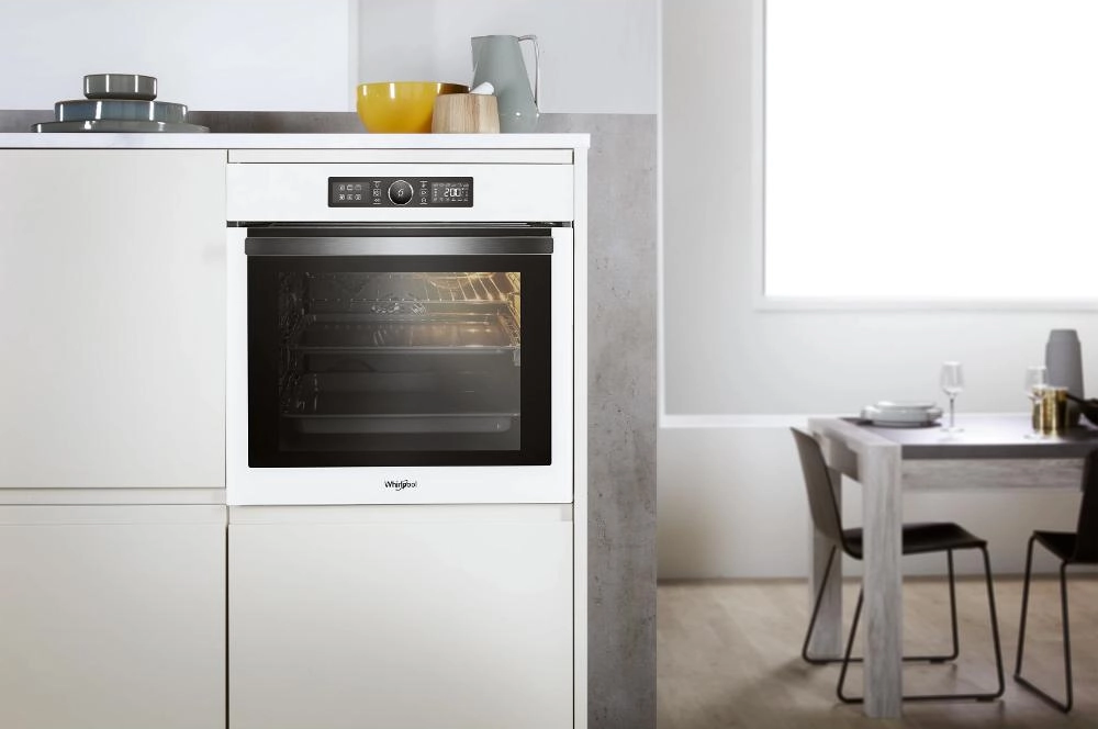 Biela vstavan rra Whirlpool.