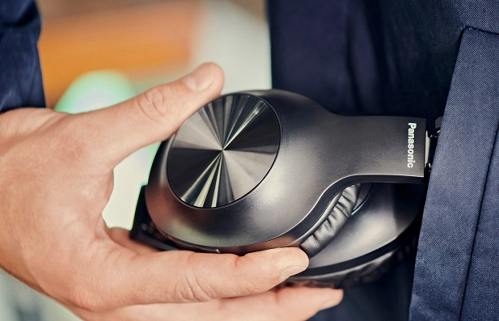 Bluetooth slchadl cez hlavu kontrukcia.