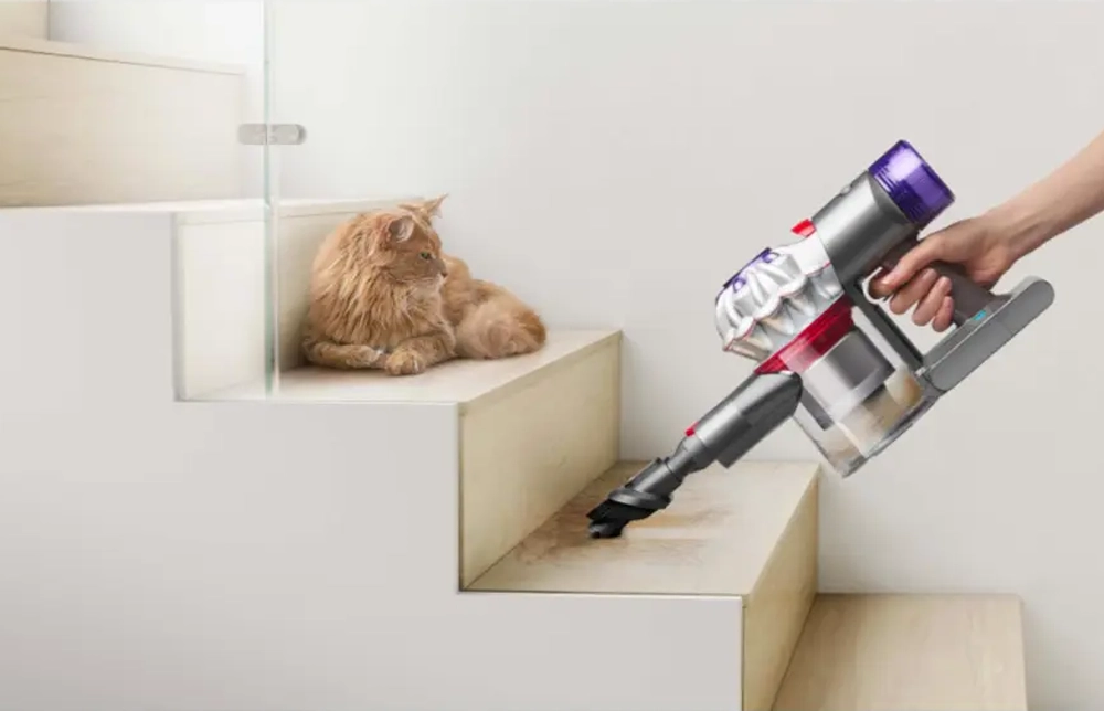 Dyson vysvač s kombinovanou hubicou.