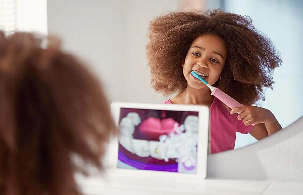 Čistenie zubov s aplikciou Philips Sonicare.