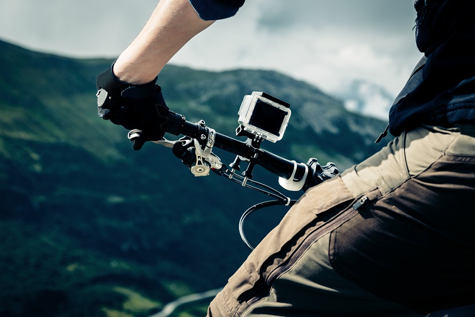 Akčná digitálna kamera umiestnená na bicykli