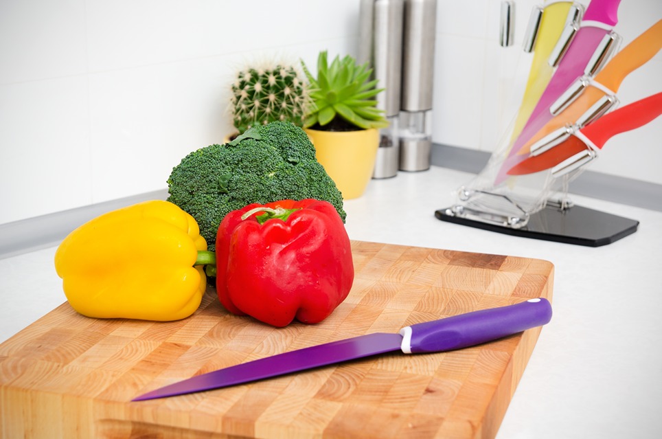 Keramický nôž pripravený na krájanie zeleniny.