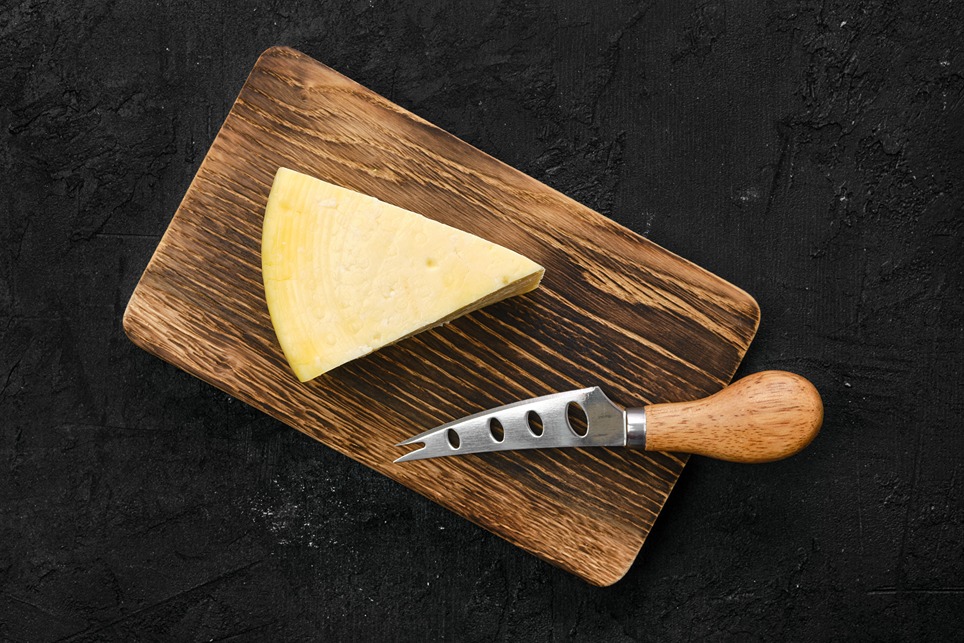 Kuchynský nôž určený na syr je typický malými dierkami na čepeli.