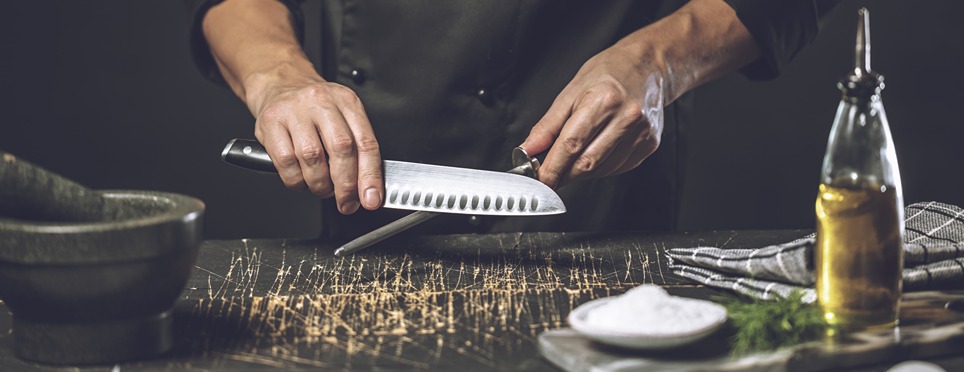 Kuchynský nôž z nehrdzavejúcej ocele počas brúsenia.
