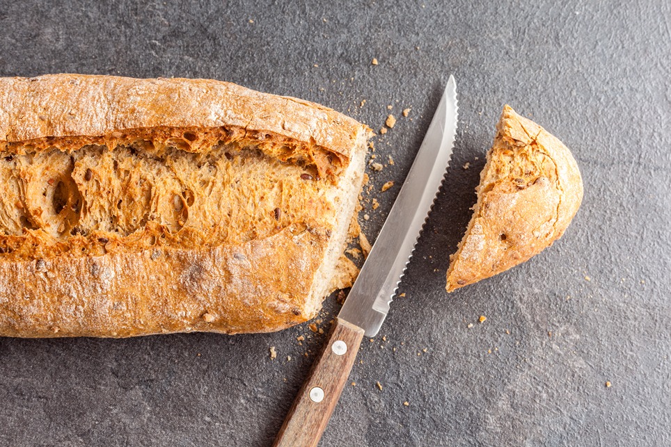  Kuchynský nôž na pečivo a chlieb s vrúbkovaným ostrým.