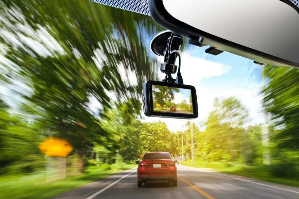 Druhý typ sú duálne kamery, ktoré snímajú nielen dianie pred vozidlom, ale aj vo vnútri.