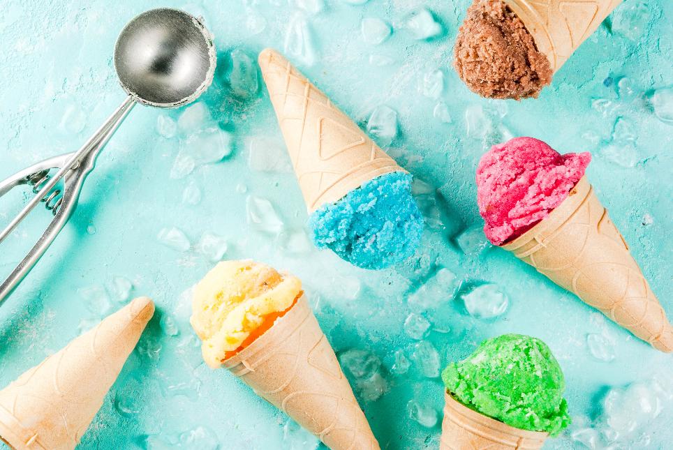 Rôzne farebné zmrzliny v kornútoch 