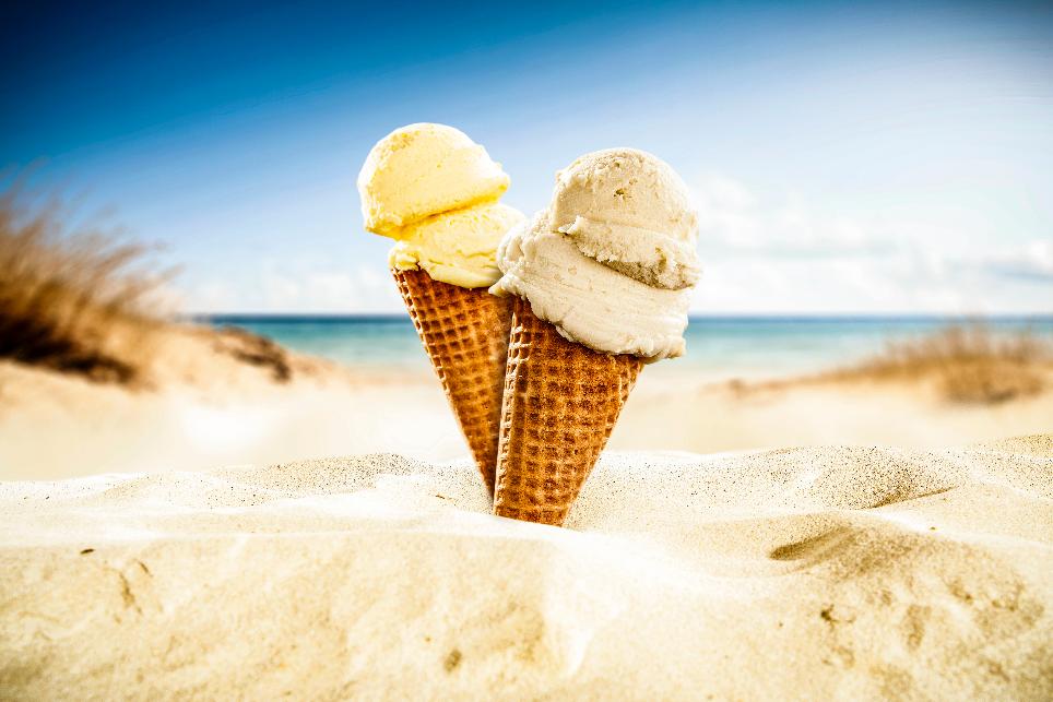 Zmrzliny v kornútoch položené na pláži