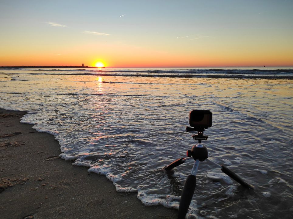 Outdorová kamera zaznamenávajúca západ slnka pri mori