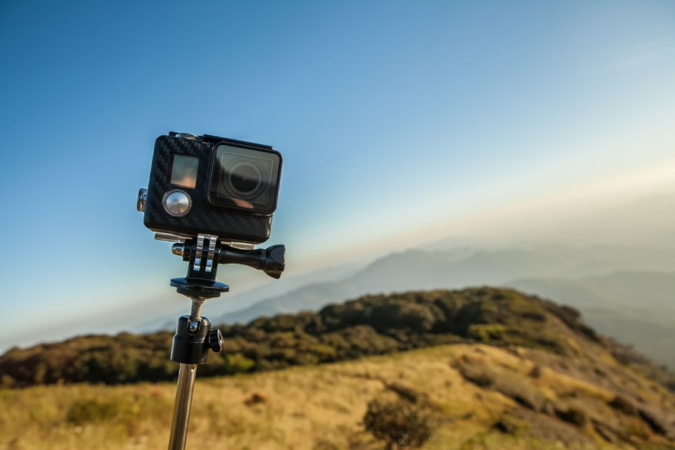 Outdorová kamera, ktorá sníma turistickú trasu.