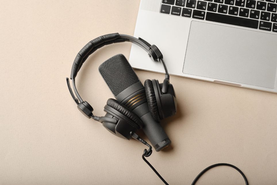 Ak chcete skutočne dobrý zvuk svojho podcastu, potrebujete prídavný mikrofón
