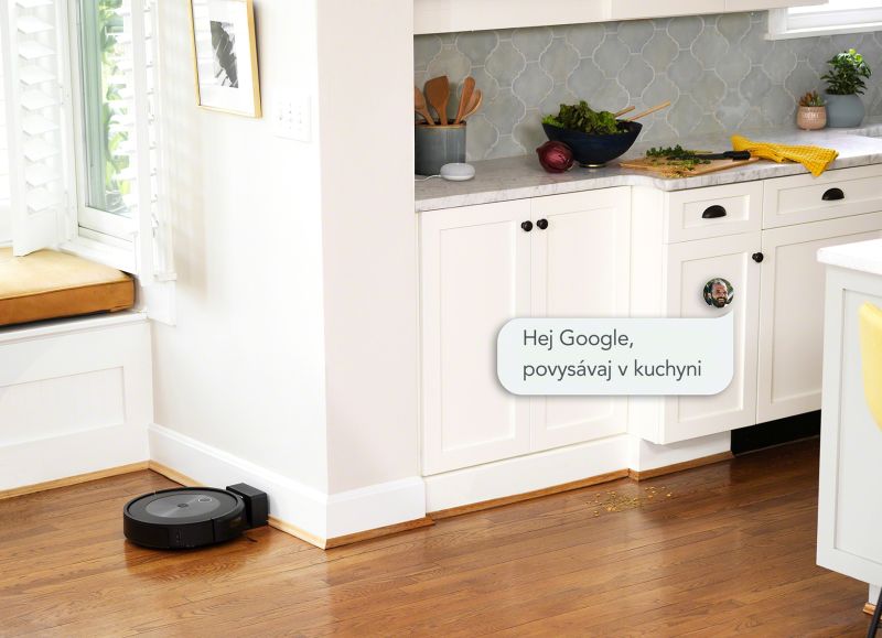 Smart vysávač, ktorý dostal hlasový povel povysávať v kuchyni.