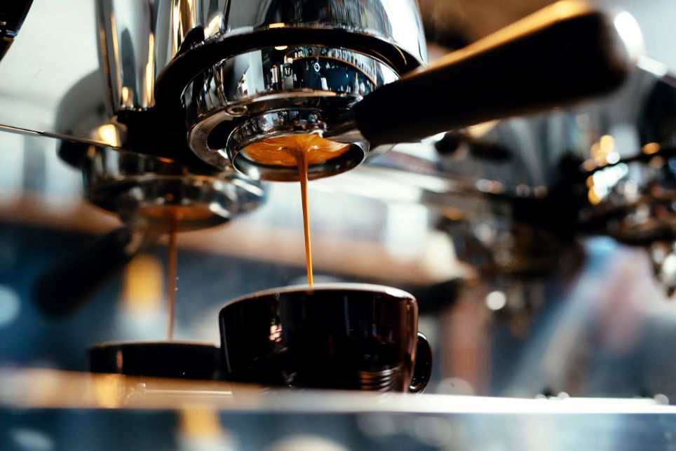 Dôležité sú štyri faktory na prípravu kávy. Množstvo kávy, objem vody, tlak a dĺžka extrakcie.